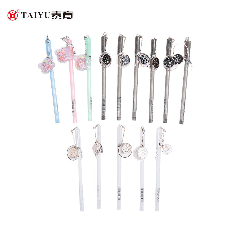 Học Sinh Sử Dụng Bút Bi Cuộn Có Mặt Dây Và Nắp Bút